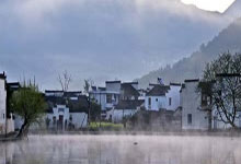 大雪纷飞中的温暖守护，多地警车压速带道护航安全出行，寒冷冬日中的警车灯，守护交通安全的温暖光芒